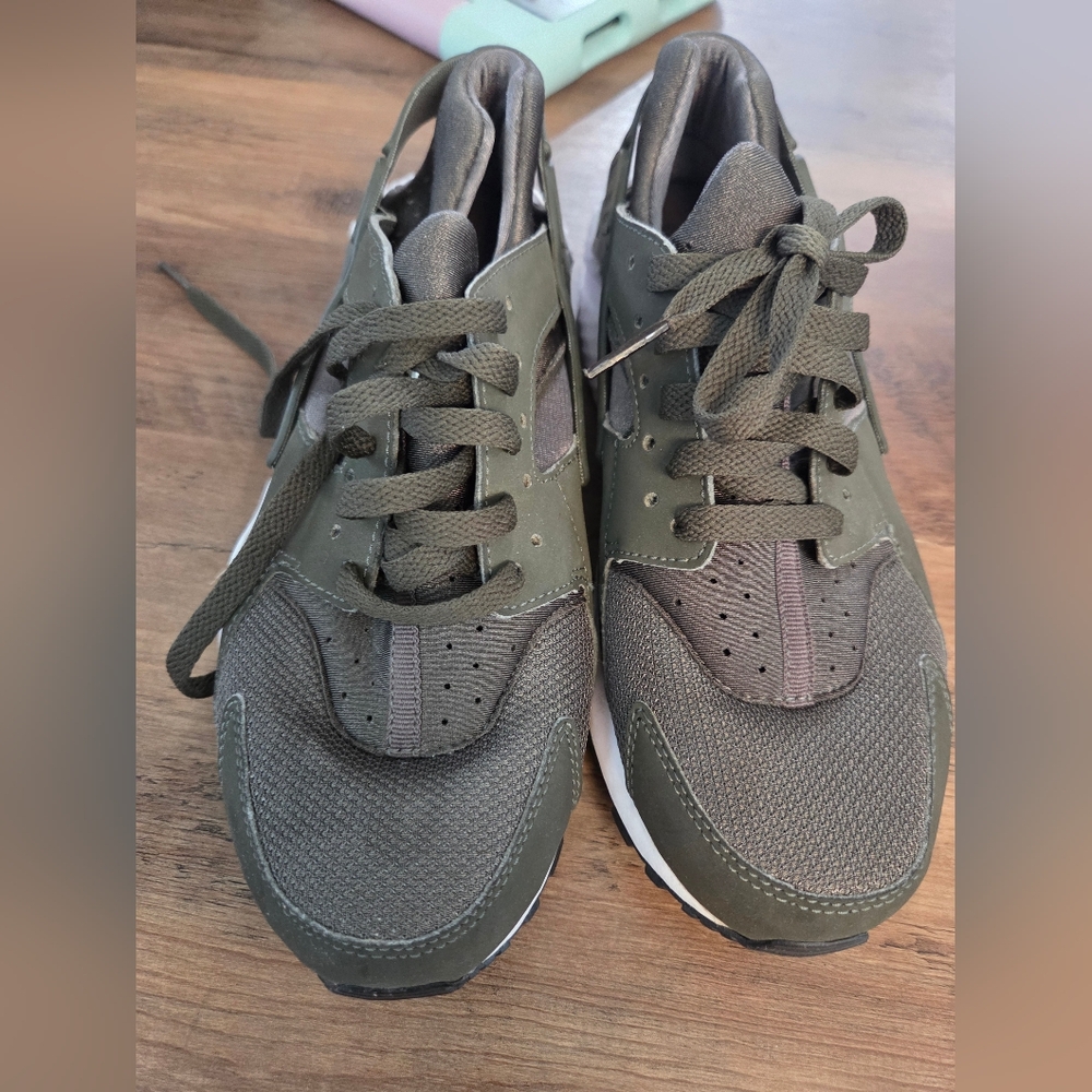 Nike Huarache Run Cargo Green/White/Black Youth Running Shoes Size 7Y Used